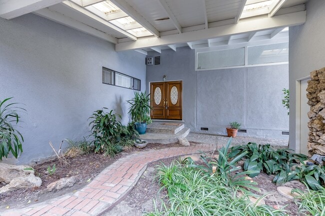 Building Photo - Spacious 3BR / 2BA Single-Story Pool Home in Granada Hills