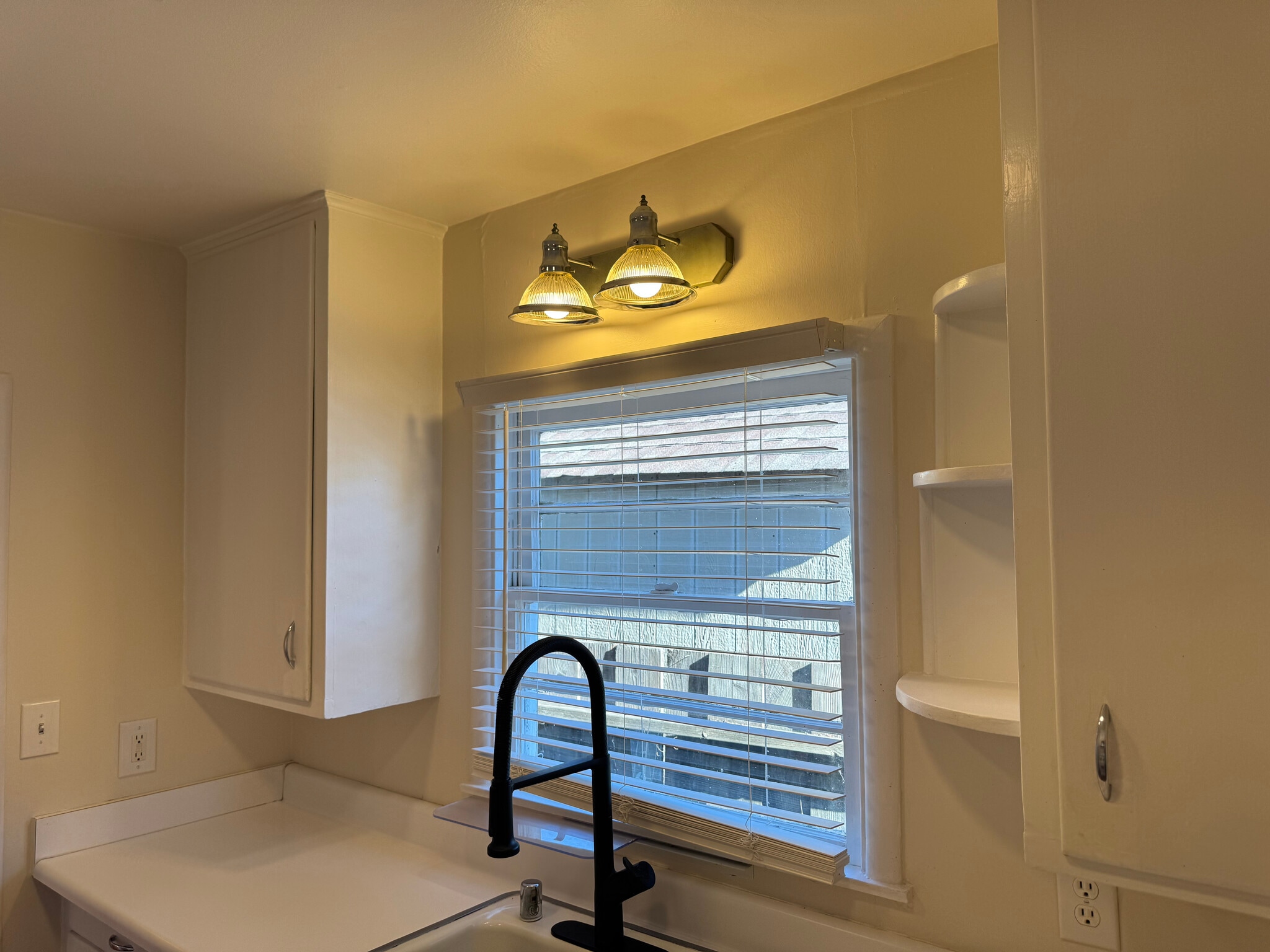 Building Photo - 627 Rose Ave