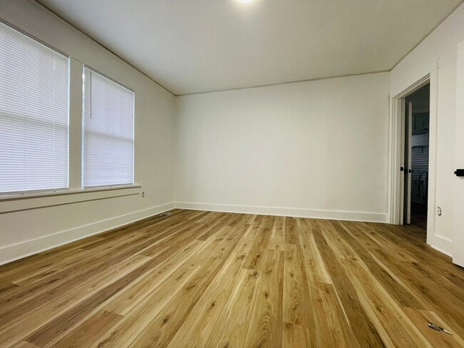 Building Photo - 803 W 23rd St