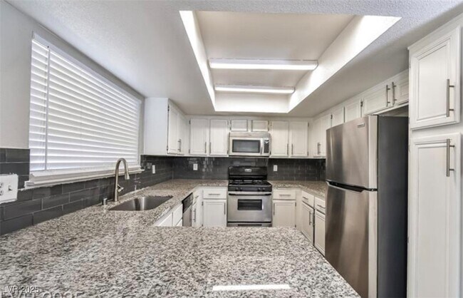 Building Photo - 741 Round Table Dr