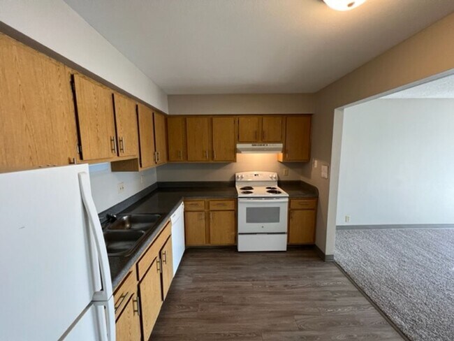 Building Photo - Conveniently Located Downtown Apartment!