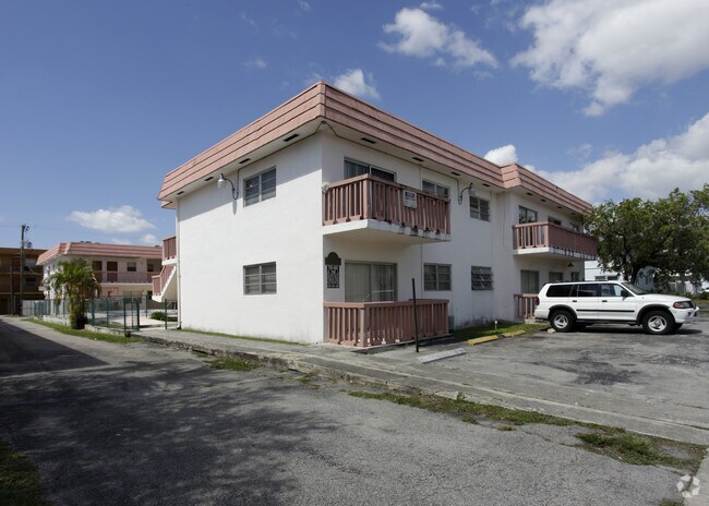 Building Photo - Superior Arms Apartments