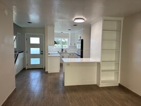 Building Photo - 568 Lomas Santa Fe Dr