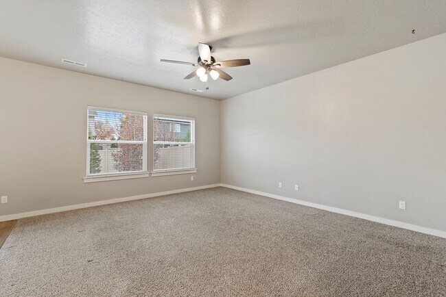 Building Photo - Upgraded 4 Bed 2.5 Bath Home