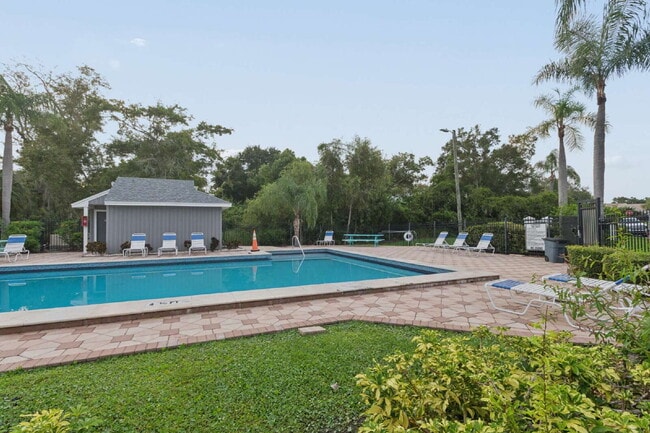 Building Photo - This 3/2 Beautiful Villa-Style Condo on Desirable Coverplace Community of Palm Harbor!