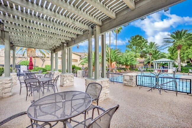 Building Photo - Experience Las Vegas in style and comfort with this beautiful first-floor 3-bedroom condo