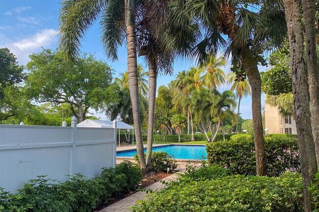 Building Photo - 3051 S Palm Aire Dr