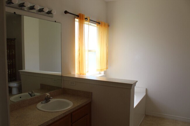 Building Photo - Spacious 3/2 Home in Sunny Hills w/ 2-Car Garage