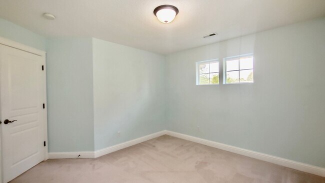 Building Photo - **$1000 OFF FIRST FULL MONTHS RENT**  Gorg...