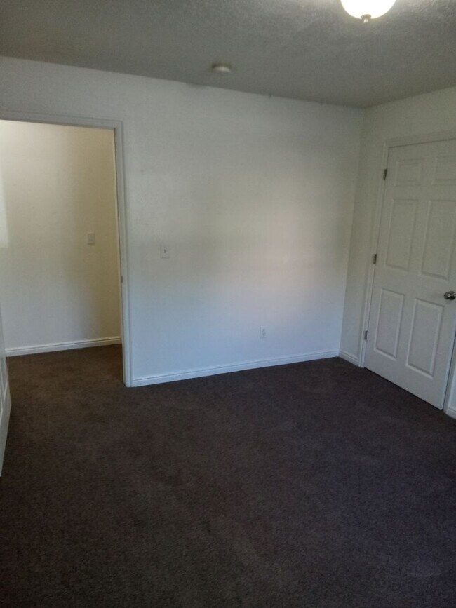 Building Photo - Willow Springs Condo