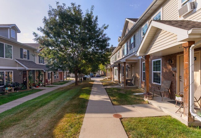 Building Photo - END UNIT!!  3 Bedroom, 2.5 Bathroom Townhome in West Des Moines!