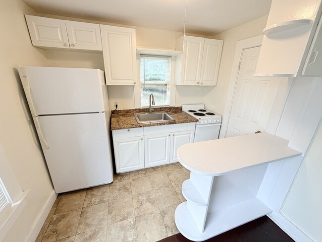 Primary Photo - 4341 Pinewood Ave