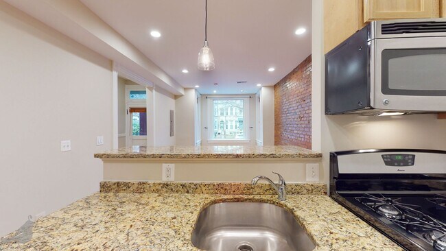 Building Photo - Renovated 2 Bedroom 2 Bath in Columbia Hei...