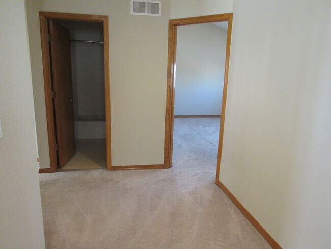 Building Photo - Spacious 5 bedroom home in Hunters Glen