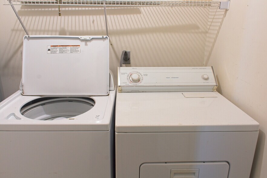 Building Photo - 2269 Essex Dr