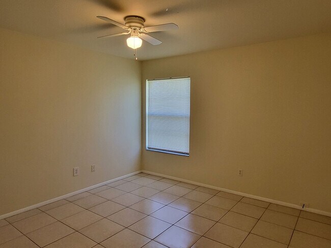 Building Photo - Spacious Rooms~Sunny~Large Yard~3Beds2Bath...