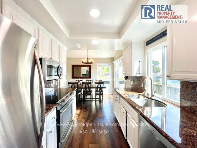 Building Photo - Stunning 2 Bedroom 1.5 Bathroom Waterfront Townhome in Foster City