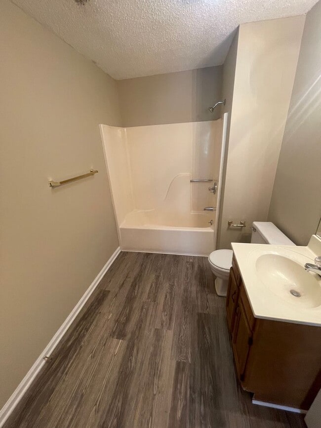 Building Photo - Charming 2-Bed, 2-Bath Townhouse in NW Kno...