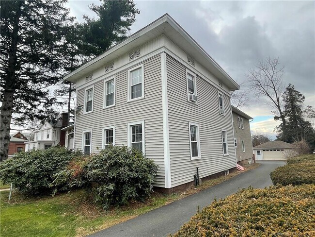 Building Photo - 324 Main St