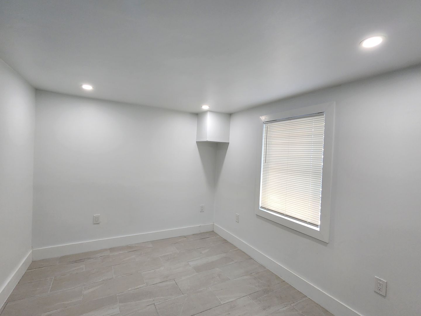 Building Photo - Coastal Charm Awaits in Bonita Springs