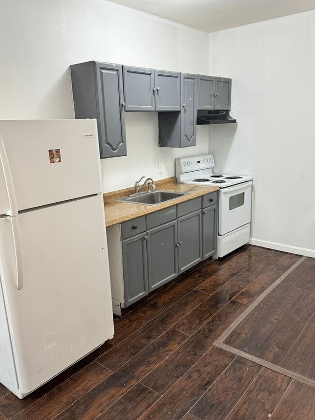 Building Photo - Inspected and Approved 3 Bedroom 1 Bath w PARKING & Appliances