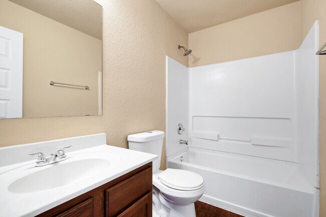 Building Photo - Move-In Ready Home with New Flooring and A...