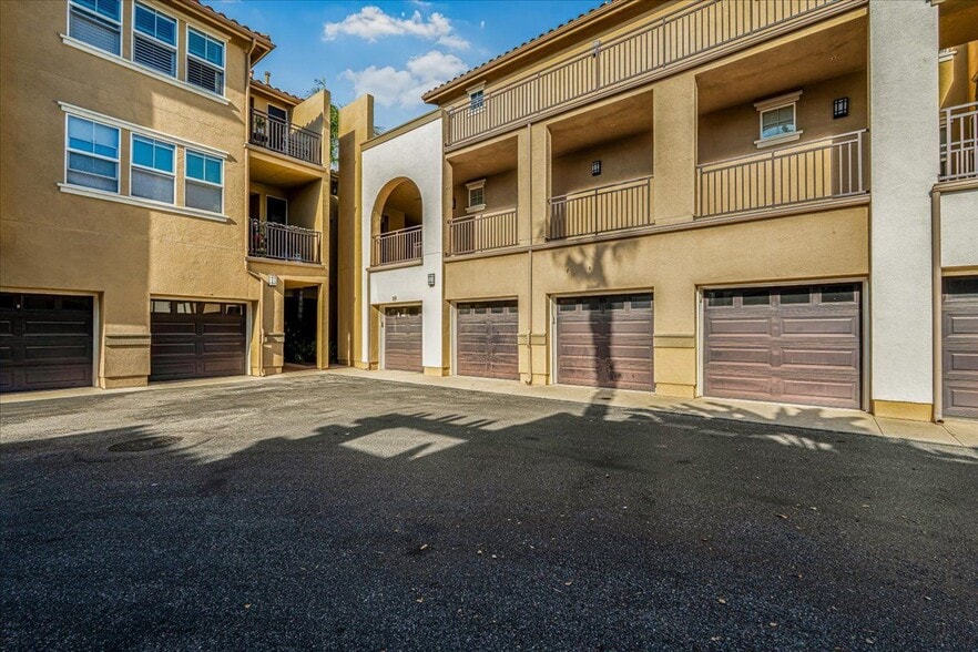 Building Photo - 259 Riverdale Ct