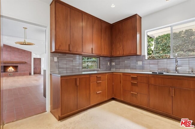 Building Photo - 444 S Windsor Blvd