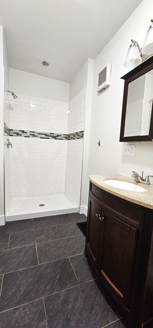 Building Photo - 33 Pine St