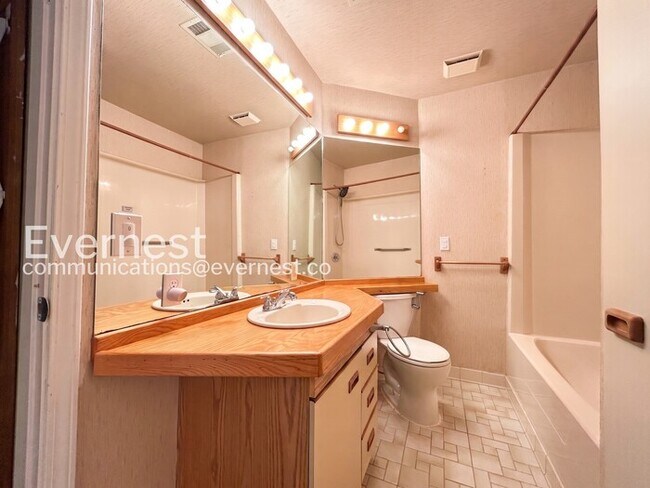 Building Photo - Beautiful 4 Bed/3 Bath Home with 3 Car Garage / Available Now!