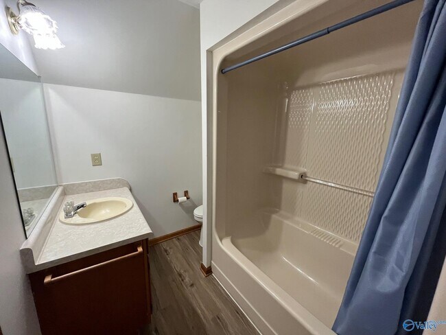 Building Photo - 2122 Indian Hills Rd NE