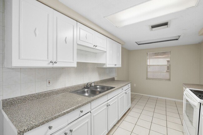 Building Photo - Beautiful 3bdrm/2bath home with attached garage and large yard $1,595.00 ** Ready Now** MOVE IN B...