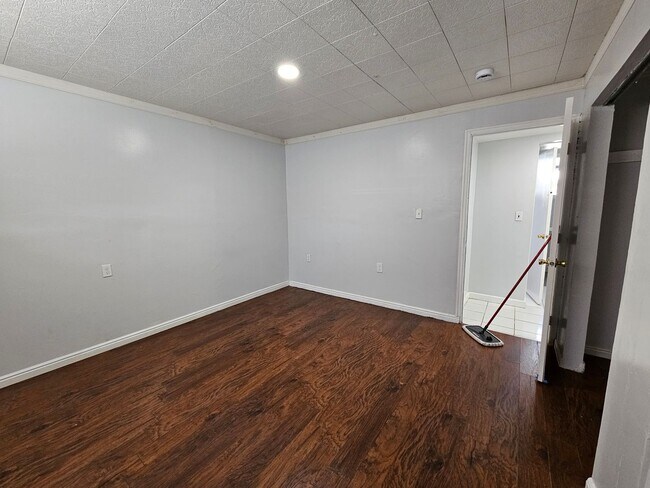 Building Photo - Beautiful 5 Bedroom home in Great Layton Location!