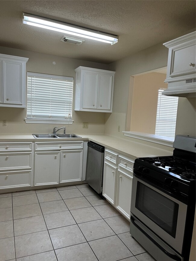 Building Photo - 321 Holiday St