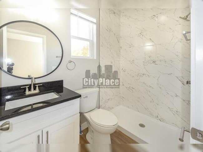 Building Photo - 2801 E Riverside Dr