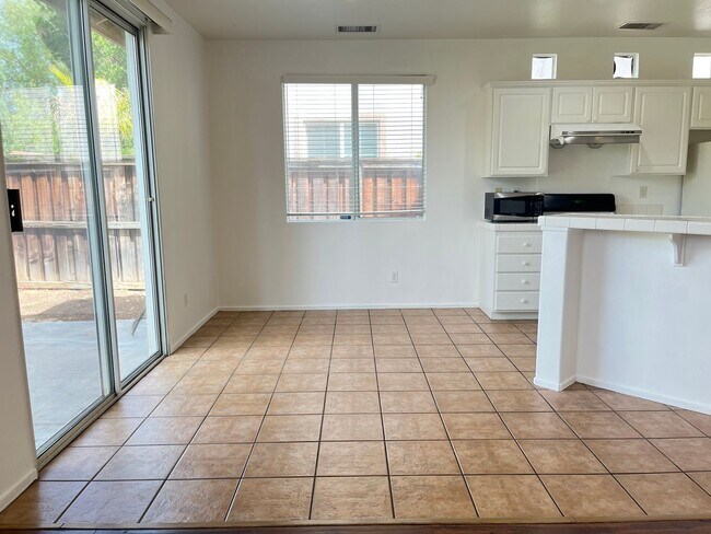 Building Photo - 3 bedroom, 2.5 bath Home for Rent in the Riverwalk