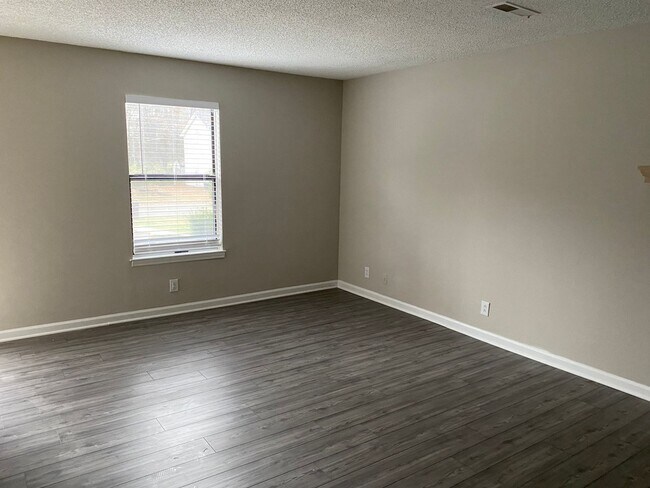 Building Photo - Updated townhouse close to lake
