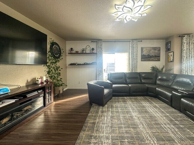 Building Photo - Grand 6bd 4ba Crystal Valley home with an in-law suite!!!