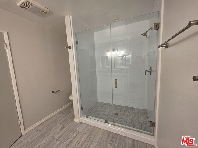 Building Photo - 4866 1/2 McConnell Ave