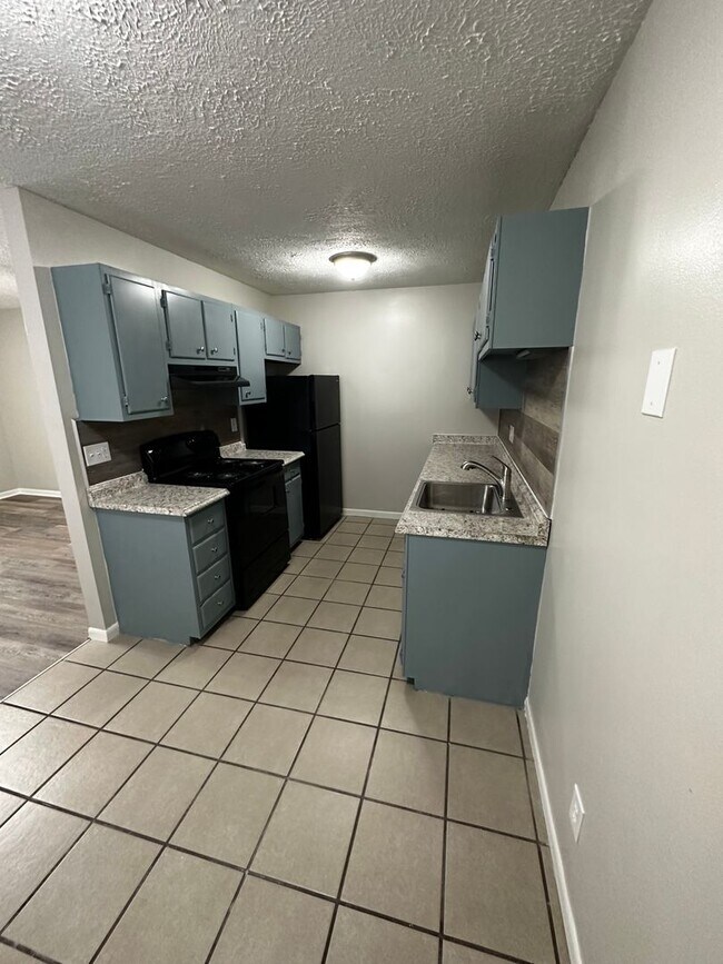 Building Photo - Newly Renovated 1 Bedroom, available Mid A...
