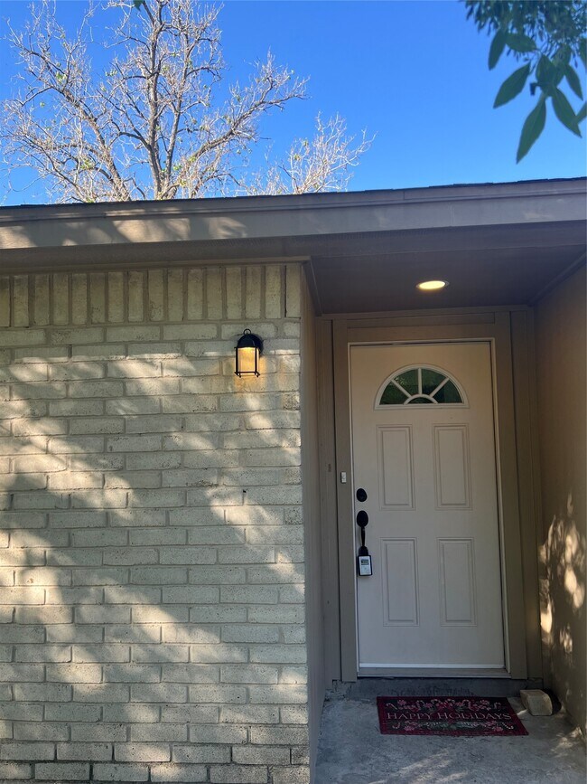Building Photo - 2406 Ridge Hollow Dr