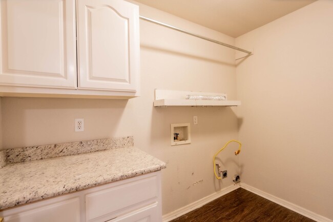 Building Photo - Beautiful 4 Bed 2.5 Bath Rental in Tulsa!
