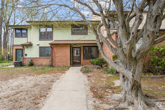 Building Photo - 2211 Greenwood Dr