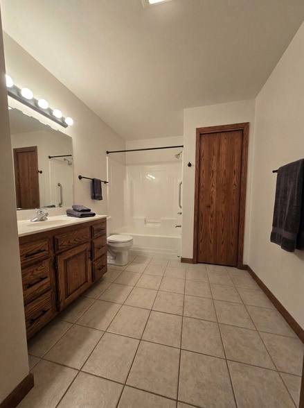Main Bath - W3132 Glenbrooke Ct