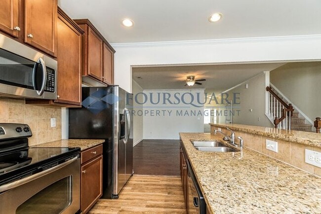 Building Photo - Townhome | Washer/ Dryer Included |Fenced ...