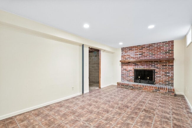 Building Photo - 152 Fairfield Dr