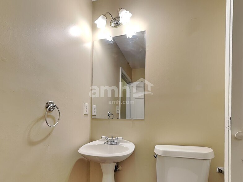 Building Photo - 34 Bell Ct