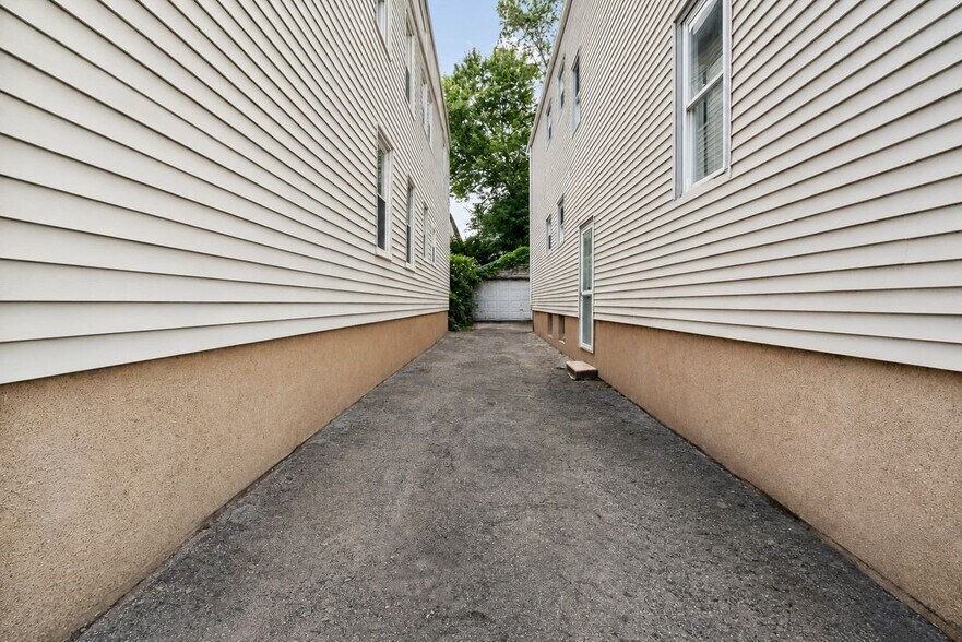 Building Photo - 28 Riverside Pl
