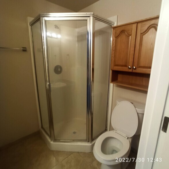 Master Bedroom Bath - 7605 Ridgewood Dr