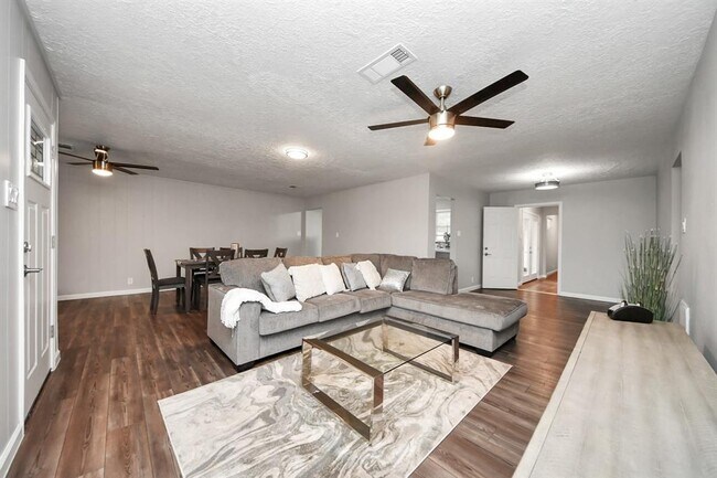 Building Photo - 3111 Tanglebriar Dr